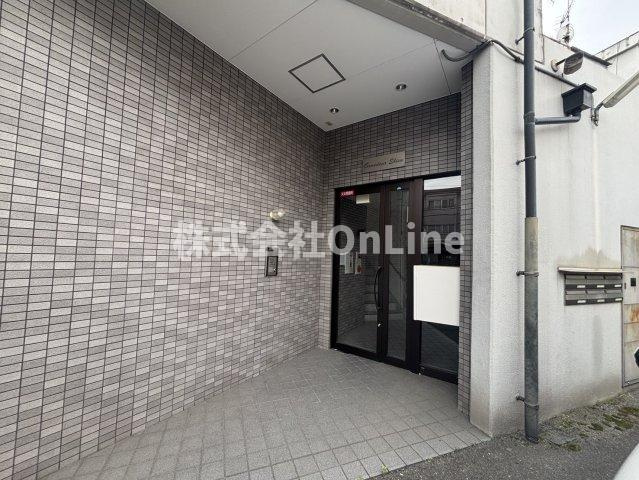 八尾市志紀町１丁目の賃貸マンションのエントランス