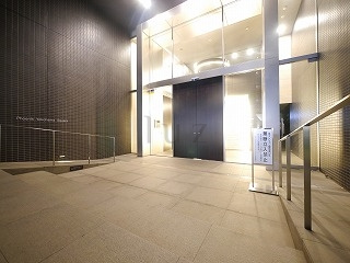 ズーム横浜スクエアのエントランス