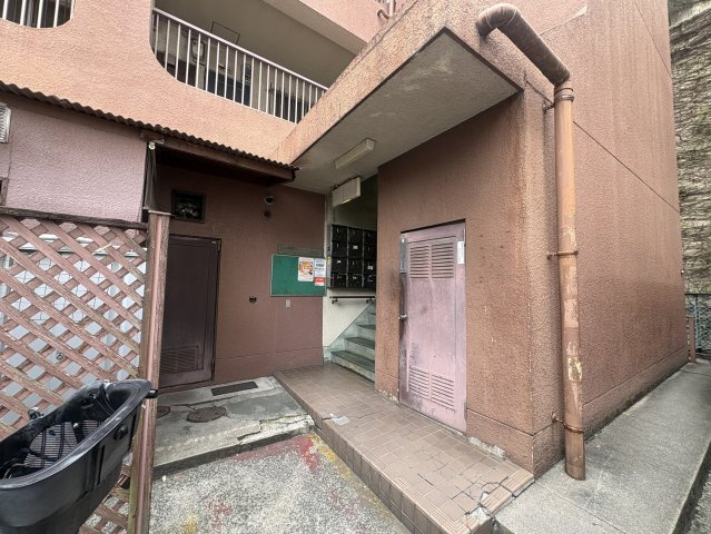第二山本マンションのエントランス