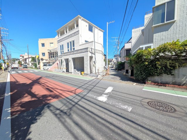 海まで徒歩4分！ 回遊動線と独立リビング　４LDK の前面道路含む現地写真|前面道路