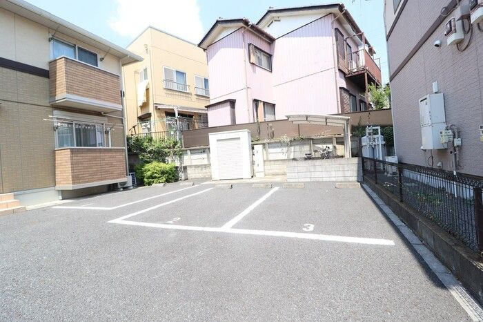 クレスト・ワンの駐車場