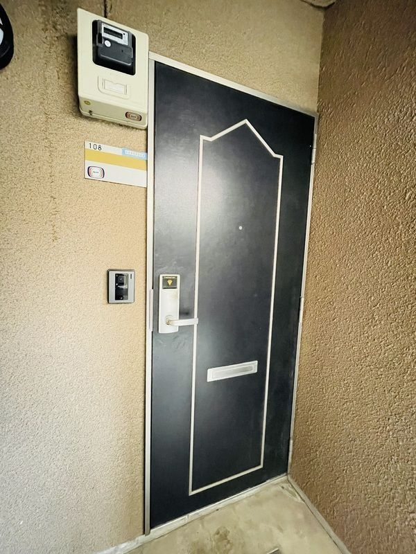 グランドール上北沢の玄関