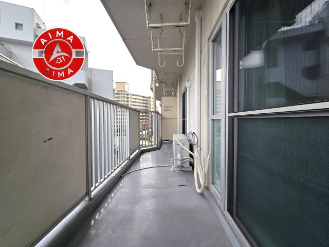 日商岩井リバーサイドマンションA棟のバルコニー|開放感があり、遮るものもなく気持ちのいい景色が広がります。お部屋にも爽やかな風と暖かく柔らかな日差しが差し込み、毎日の暮らしを豊かに彩ります。