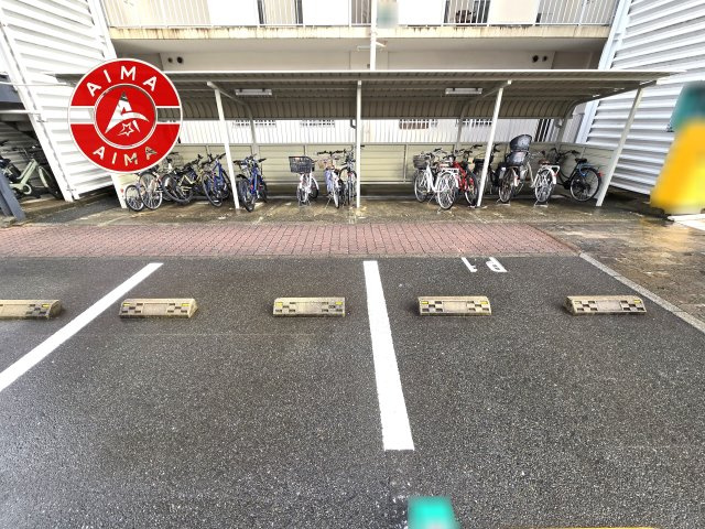 日商岩井リバーサイドマンションA棟の駐輪場|屋根付きの駐輪場なので雨の日でも安心です。