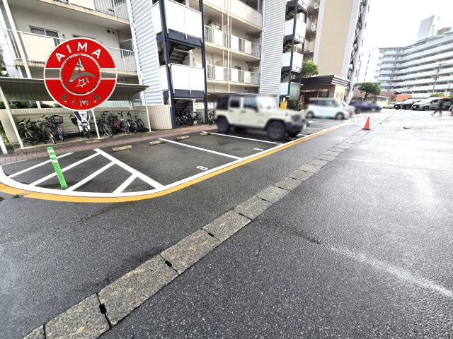 日商岩井リバーサイドマンションA棟の駐車場|ゆったりとしたスペースがある駐車場です。