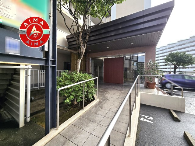 日商岩井リバーサイドマンションA棟|きれいなエントランス入口です。