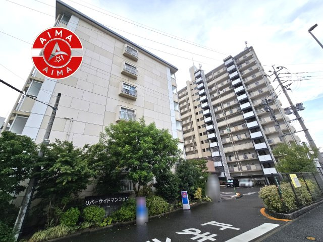 日商岩井リバーサイドマンションA棟の外観|季節の移ろいとともに、表情を変える美しい佇まいが魅力です。