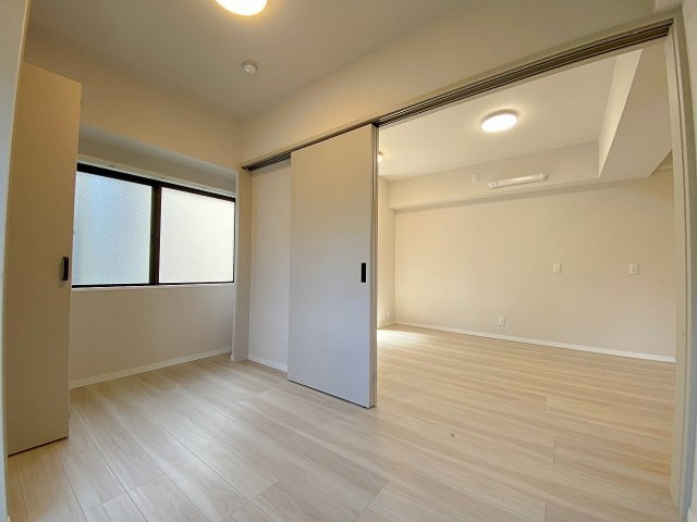 レジデンシャル春日部ウィステリアの洋室|採光と風通しに恵まれた約4.8帖の洋室空間。衣装や日用品をしっかり整理できる収納スペースを備えており、お部屋全体を広々とすっきり保てます。心地よい風が通り抜ける快適でプライベートな一室です。