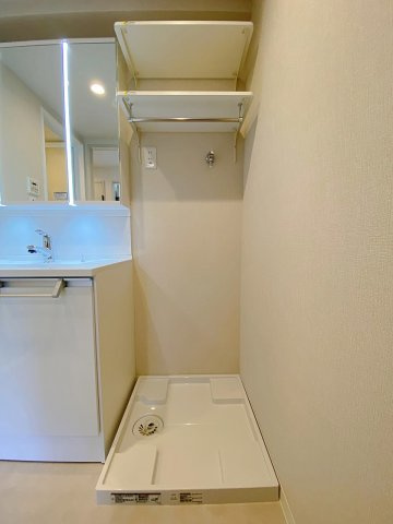 レジデンシャル春日部ウィステリアのランドリースペース|洗濯機置場周辺には洗剤等をすっきり置けるスペースを備えており、毎日の洗濯作業もスムーズに行える設計です。洗面室全体の動線も良く、日々の家事負担を大幅に軽減してくれる機能的な空間。