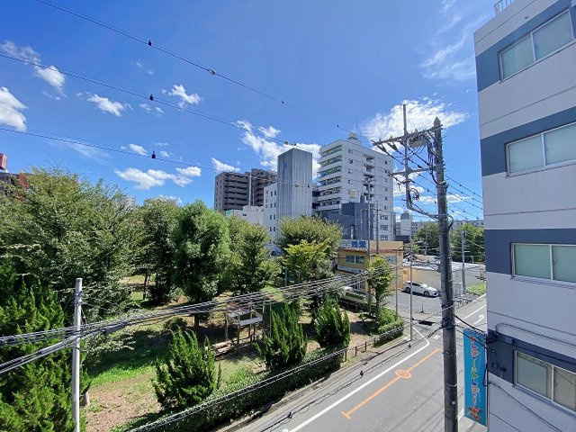 レジデンシャル春日部ウィステリアの展望|前面に遮るものがなく、開放感にあふれた素晴らしい眺望が広がります。爽やかな風と太陽の光を感じながら、季節の移り変わりや街並みを楽しめる贅沢なロケーション。日々の暮らしに潤いを与えます。