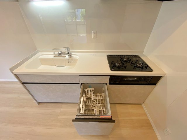 レジデンシャル春日部ウィステリアの発電・温水設備|お洋服やバッグ、大きなスーツケースまでまとめて収納できる大容量のWIC。毎朝のコーディネート選びも楽しくなる便利な空間です。お部屋に余計な収納家具を置く必要がなく、スッキリとした暮らしを実現します。