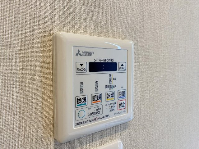レジデンシャル春日部ウィステリアの冷暖房・空調設備|天候や時間帯を気にせずいつでも洗濯物を干せる浴室換気乾燥機を完備。雨の日の部屋干しはもちろん、湿気を抑えてカビ予防にも効果を発揮します。冬場のヒートショック対策にも役立つ快適で安心な設備です。
