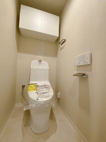 レジデンシャル春日部ウィステリアのトイレ|快適な機能を搭載した温水洗浄便座付きトイレへと新規交換済み。衛生面やお手入れのしやすさにも配慮した清潔感あふれるプライベート空間です。毎日使う場所だからこそ安心感と心地よさにこだわり抜きました。