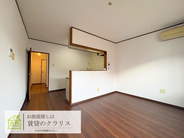 嵯峨折戸町（ガレージ付き）貸家の居間・リビング