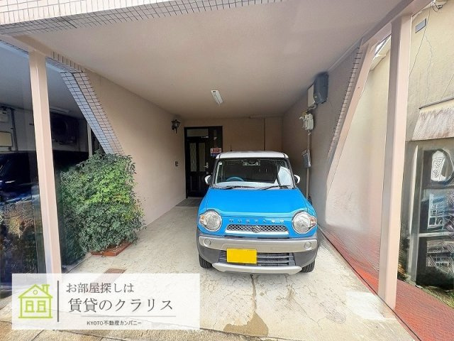 嵯峨折戸町（ガレージ付き）貸家の駐車場