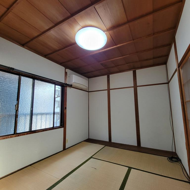 芦屋市大東町のアパートの居間・リビング