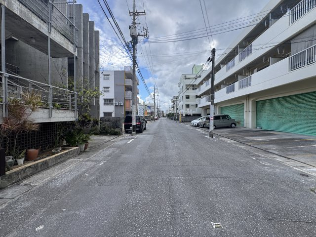 宜野湾市伊佐3丁目（全2棟）A号棟の前面道路含む現地写真|※南東側公道8.9m♪