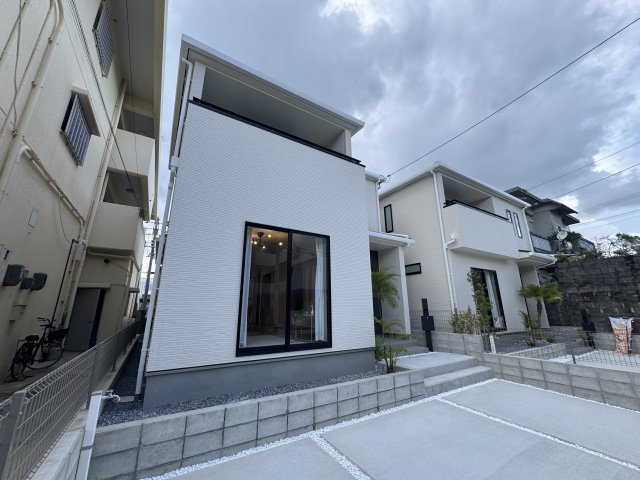 宜野湾市伊佐3丁目（全2棟）A号棟の外観|A号棟　並列駐車3台可♪素敵な植栽付き♪