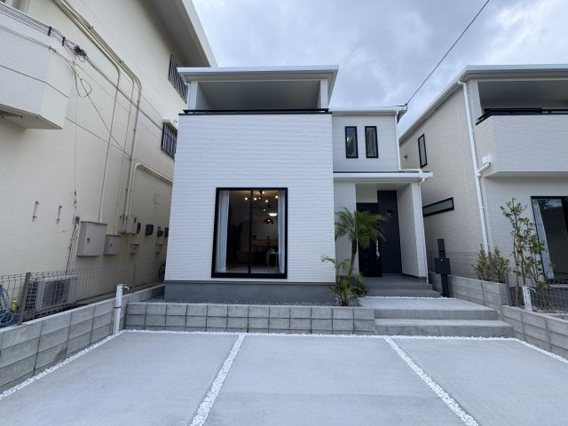 宜野湾市伊佐3丁目（全2棟）A号棟の外観|A号棟　並列駐車3台可♪素敵な植栽付き♪