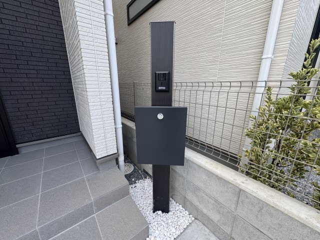 宜野湾市伊佐3丁目（全2棟）A号棟の設備|A号棟　カメラ付きインターフォン＋ポスト付き♪