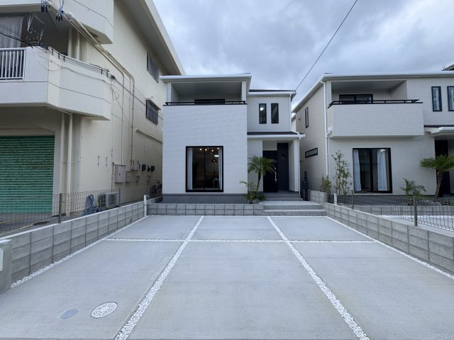 宜野湾市伊佐3丁目（全2棟）A号棟の外観|A号棟　並列駐車3台可♪素敵な植栽付き♪