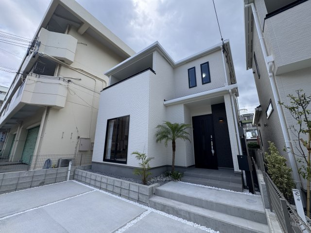 宜野湾市伊佐3丁目（全2棟）A号棟の外観|A号棟　並列駐車3台可♪素敵な植栽付き♪