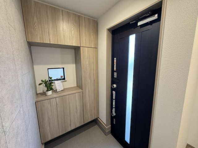 宜野湾市伊佐3丁目（全2棟）A号棟の玄関|A号棟　十分な収納付き玄関♪