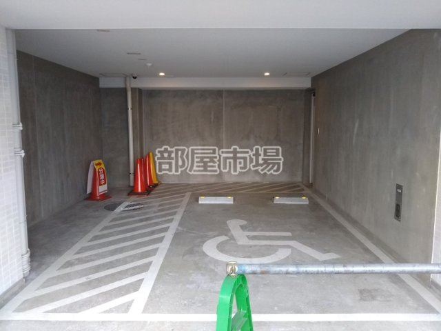 プレジール入谷の駐車場