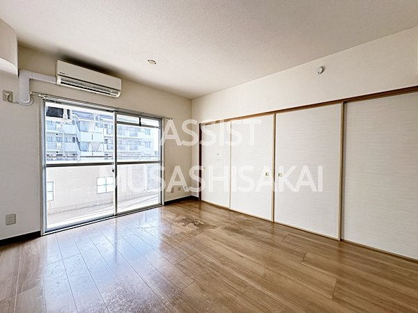 コーポレート小金井梶野通り2号棟の居間・リビング|室内写真：設備同仕様の参考写真です