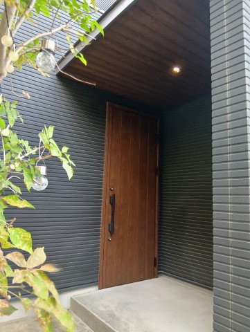 春日市松ヶ丘1丁目(中古戸建)の玄関|玄関には木天井の庇があります
