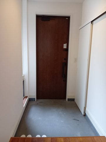 春日市松ヶ丘1丁目(中古戸建)の玄関|玄関には別途シューズクローゼットがありますのですっきりした空間になります