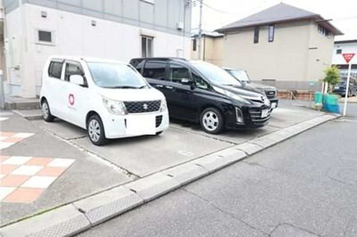 フリューゲルス　Ｂの駐車場