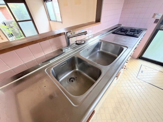 【キッチン】 | ◆緑区西八朔町　中古戸建◆ | ◆長い時間滞在するキッチンだからこそ、食事の準備を楽しい時間に、忙しい時でもスムーズに無駄なく作業できる、お手入れも簡単にできるなど、毎日を楽しくするキッチンスペースに仕上げました。
