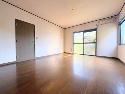 【居間・リビング】 | ◆緑区西八朔町　中古戸建◆ | ◆一家だんらんのスペースとなるＬＤＫ。窓から明るい光が差し込み、思わず家族の会話も弾む快適な空間。