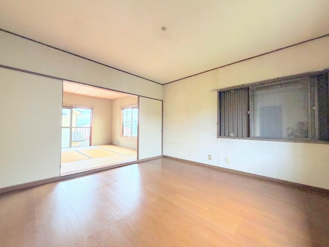 【洋室】 | ◆緑区西八朔町　中古戸建◆ | ◆柔らかい陽光が差し込む明るいお部屋を演出する設計。彩光の取れる窓が気持ちの良いお部屋を創り上げます。
