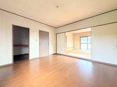 【洋室】 | ◆緑区西八朔町　中古戸建◆ | ◆室内はいつも明るい印象なので気持ちの良い朝を迎えられます。各部屋にはクローゼットを完備しており、収納が多いお家はすっきりして快適空間です。
