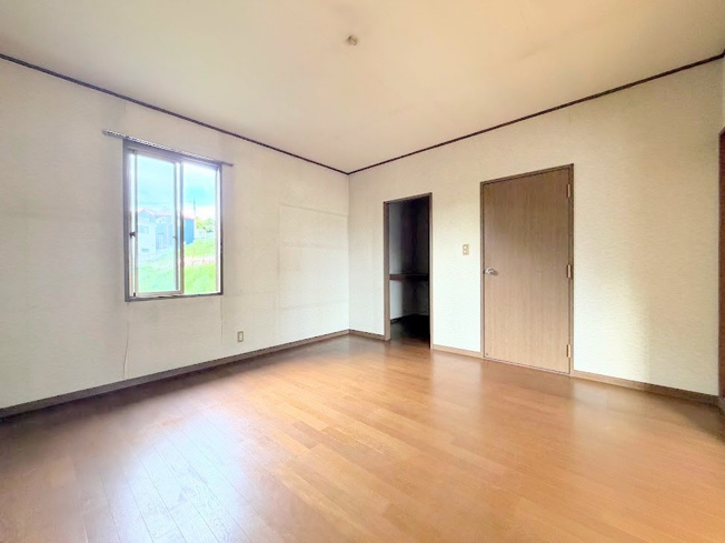 【洋室】 | ◆緑区西八朔町　中古戸建◆ | ◆気持ちの良い風が室内へ入り込む居室。家具を配置しても広々ご利用いただけます！！
