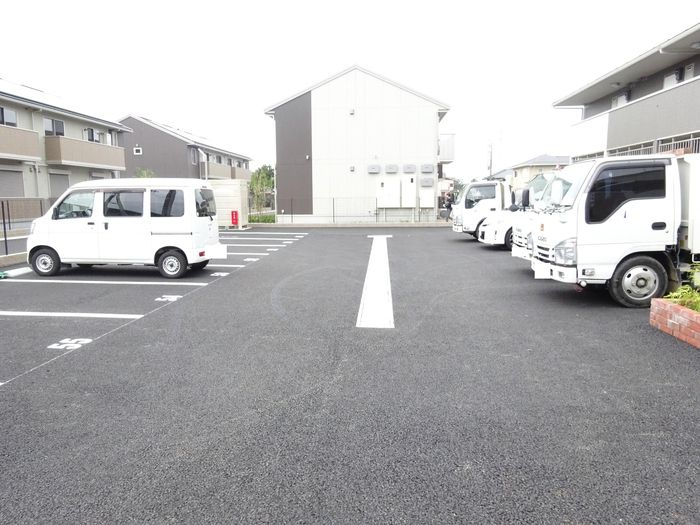 グランマーレＭＩＴＯ　Ｅの駐車場|車をお持ちの方に嬉しい駐車場付きの物件です