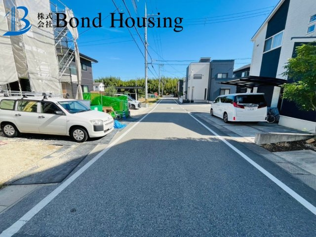 駐車並列2台可能　大久保町松陰山手1期　新築6区画　5号棟の前面道路含む現地写真