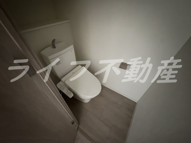 プレサンスOSAKA東成中本ハーヴィルのトイレ|落ち着いた色調のトイレです