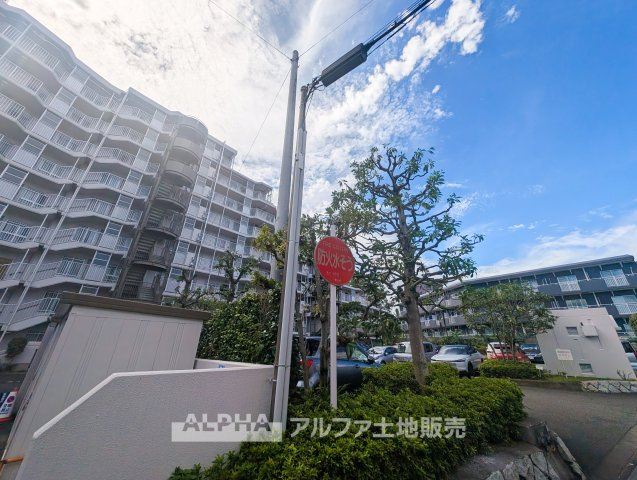 河辺ビューパレー多摩川の外観|【Location】◆河辺駅徒歩11分◆駅まで徒歩でアクセスできる立地。毎日の通勤・通学はもちろん、お出かけにも便利な住環境です。