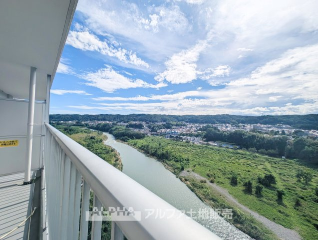 河辺ビューパレー多摩川のバルコニー|【Balcony】◆開放的な住空間◆バルコニーに面した居室を備え、室内と屋外につながりを感じられる間取り。毎日の洗濯にも活躍します。