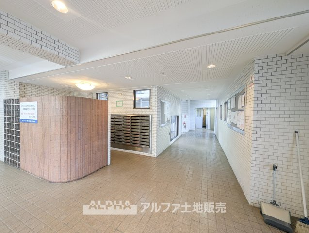 河辺ビューパレー多摩川のエントランス|【Entrance】◆住まいの入口◆毎日の行き帰りに利用するマンションエントランス。住戸へとつながる共用スペースです。