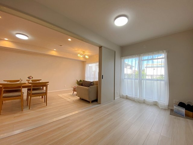 春日部ハウス１号棟の洋室|採光と風通しに恵まれた約5.4帖の洋室空間。衣装や日用品をしっかり整理できる収納スペースを備えており、お部屋全体を広々とすっきり保てます。心地よい風が通り抜ける快適でプライベートな一室です。