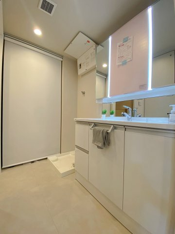 春日部ハウス１号棟の脱衣所|ゆとりある脱衣スペースをしっかりと確保。洗濯カゴやランドリーラックを置いても窮屈感を感じさせず、スムーズな入浴動線を実現します。毎日の身支度や着替えも快適に行える使い勝手の良い空間。