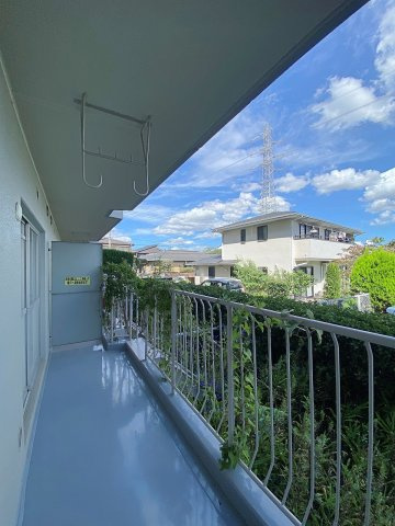 春日部ハウス１号棟のバルコニー|陽当たり・通風ともに良好な約9.35㎡のバルコニー。十分なスペースが確保されており、洗濯物を一度にたっぷり干すことができます。爽やかな風を感じながらリフレッシュできる心地よい外部空間です。
