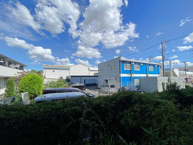 春日部ハウス１号棟の展望|前面に遮るものがなく、開放感にあふれた素晴らしい眺望が広がります。爽やかな風と太陽の光を感じながら、季節の移り変わりや街並みを楽しめる贅沢なロケーション。日々の暮らしに潤いを与えます。