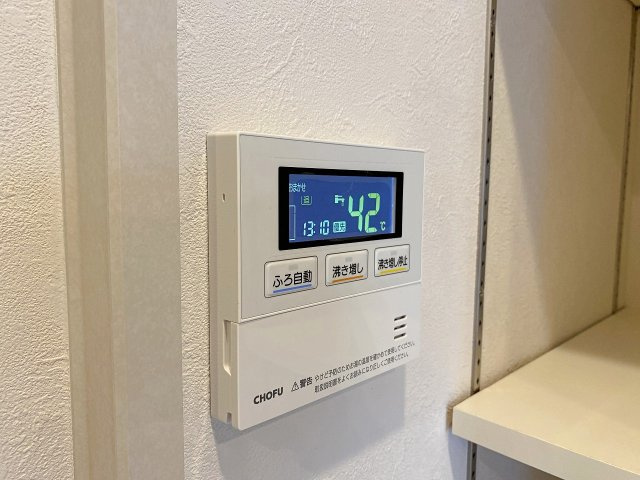 春日部ハウス１号棟の発電・温水設備|スイッチひとつで設定温度までお湯を温め直せる便利な追い焚き機能を搭載。ご家族全員がいつでも快適で温かいお湯に浸かることができます。日々の生活をサポートし、節水にも貢献する嬉しい設備です。