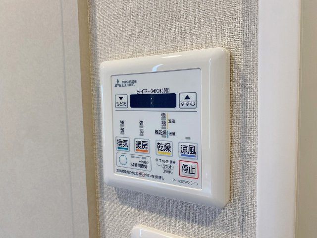 春日部ハウス１号棟の冷暖房・空調設備|天候や時間帯を気にせずいつでも洗濯物を干せる浴室換気乾燥機を完備。雨の日の部屋干しはもちろん、湿気を抑えてカビ予防にも効果を発揮します。冬場のヒートショック対策にも役立つ快適で安心な設備です。