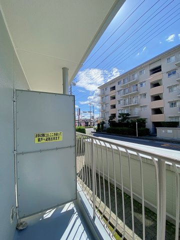 春日部ハウス１号棟のバルコニー|間取り図上側に位置する二面バルコニー部分。陽当たりと通風に恵まれ、爽やかな風が吹き抜ける快適な空間です。洗濯物を干す際やちょっとしたリフレッシュ時にも重宝する使い勝手の良い外部スペースとなっています。